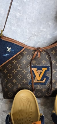 Image 4 of Size 10 crocs, medium shoulder\crossbody with hat