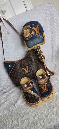 Image 5 of Size 10 crocs, medium shoulder\crossbody with hat