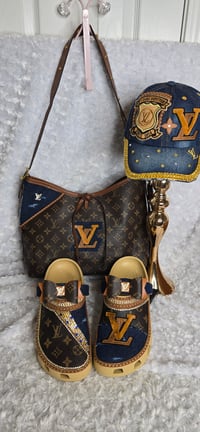 Image 6 of Size 10 crocs, medium shoulder\crossbody with hat