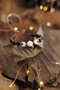 Image 1 of Bracciale con triplice luna in osso 