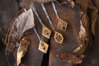 Image 4 of Ciondolo Fronte Retro -quarzo ialino ed elementi naturali- 