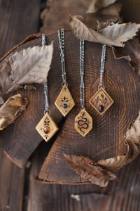 Image 5 of Ciondolo Fronte Retro -quarzo ialino ed elementi naturali- 