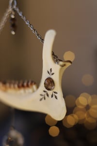 Image 4 of Suncatcher - Mandibola di capriolo e quarzo fumè