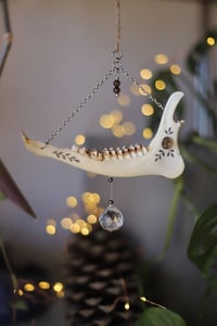 Image 1 of Suncatcher - Mandibola di capriolo e quarzo fumè