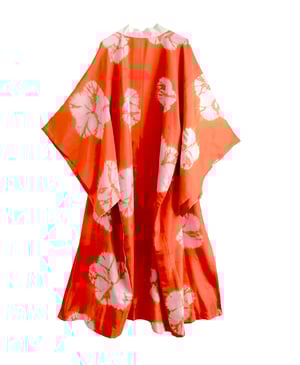 Image of Kimono dame af orange silke med lyserøde shibori blomster