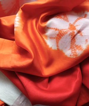 Image of Kimono dame af orange silke med lyserøde shibori blomster