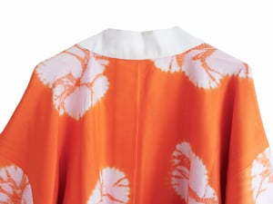 Image of Kimono dame af orange silke med lyserøde shibori blomster