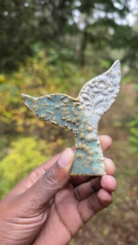 Blue/White Whale Tale magnet 