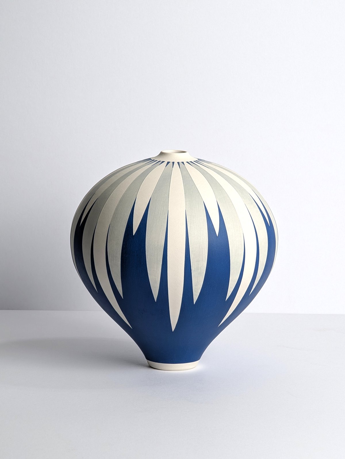 Image of Medium Blue, Grey & White Daisy Vessel