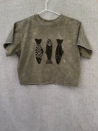 Image 3 of Fish 3 - Kézzel nyomott crop shirt / Handprinted / 