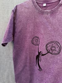 Image 1 of Dancing with my donuts! - Kézzel nyomott póló / Lila - acid washed /
