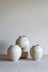 Image 2 of pot 1 / white