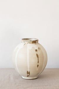 Image 3 of pot 3 / white