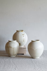 Image 2 of pot 2 / white