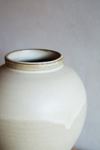 Image 3 of pot 2 / white