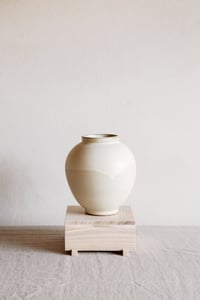Image 1 of pot 2 / white