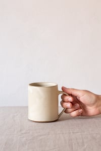 Image 2 of mug / white