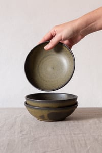 Image 2 of bowl-medium / green-black