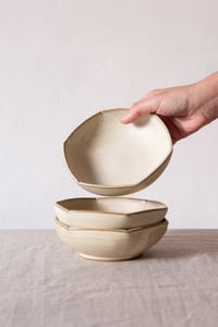 Image 1 of folded bowl-medium / white