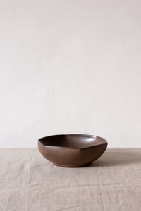 Image 2 of folded bowl-medium / brown
