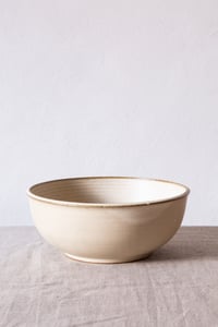 Image 1 of serving bowl 1 / white