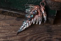 Image 3 of Vera felce elettroformata in rame con patina sfumata verde e tre gemme di labradorite