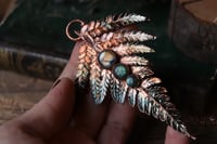 Image 1 of Vera felce elettroformata in rame con patina sfumata verde e tre gemme di labradorite