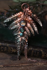 Image 4 of Vera felce elettroformata in rame con patina sfumata verde e tre gemme di labradorite