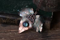 Image 1 of Vera foglia di edera racchiusa nel rame con patina sfumata verde, labradorite e triquetra
