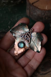 Image 2 of Vera foglia di edera racchiusa nel rame con patina sfumata verde, labradorite e triquetra