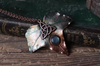 Image 3 of Vera foglia di edera racchiusa nel rame con patina sfumata verde, labradorite e triquetra