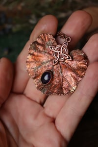 Image 2 of Vera foglia di malva racchiusa nel rame con patina sfumata viola, ametista e nodo della strega