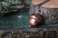 Image 1 of Collana con vera ghianda elettroformata in rame con patina ossidata 1