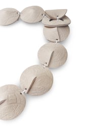 Image 6 of Collana scultura, artigianale, in pelle, modello: TORTOISE