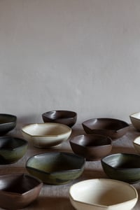 Image 4 of folded bowl-small / green-black