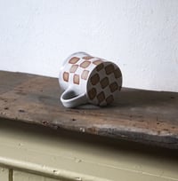 Image 2 of checkered mug shiny white 