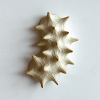 Petite sculpture murale blanche 2 (ptes)