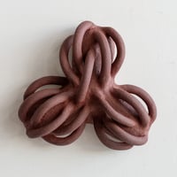 Petite sculpture murale rouge (foisonnement)