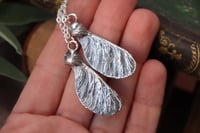 Image 4 of Ciondoli "Connessioni" con vera samara di acero argentata e ossidata, divisa in due