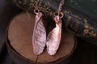 Image 3 of Ciondoli "Connessioni" con vera samara di acero elettroformata divisa in due, finitura lucida 2