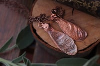 Image 3 of Ciondoli "Connessioni" con vera samara di acero elettroformata divisa in due, patina ossidata 1 