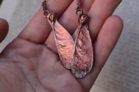 Image 3 of Ciondoli "Connessioni" con vera samara di acero elettroformata divisa in due, patina ossidata 3