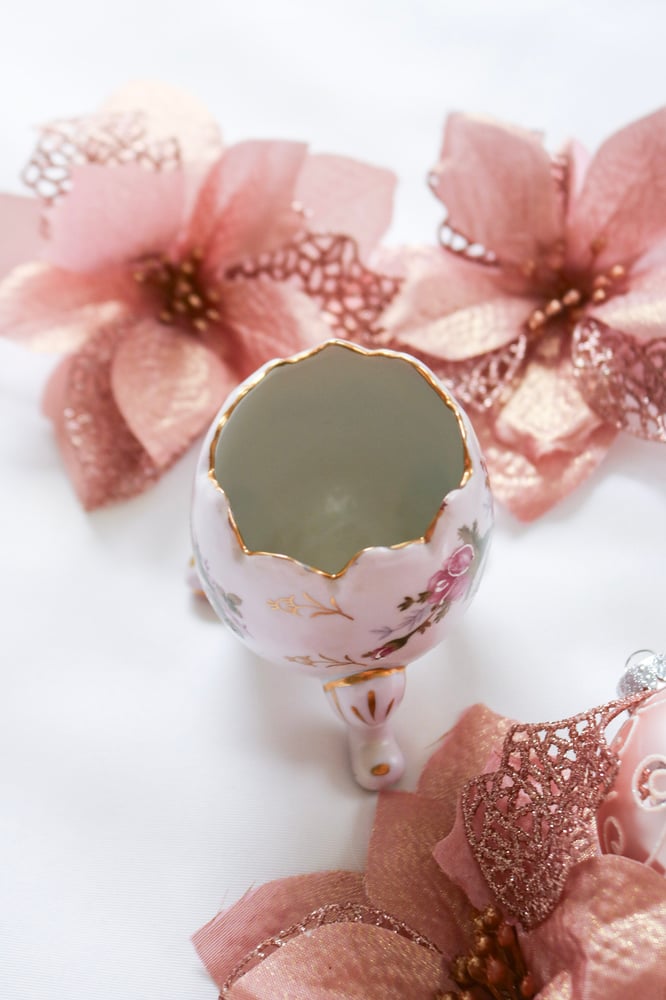 Image of Vintage 1950s Napco Porcelain Cracked Egg Three Footed Vase