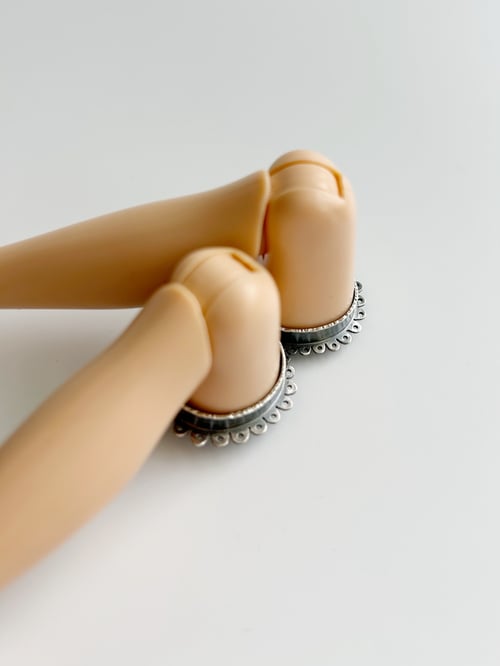 Image of Legs Crossed Brooch - Vanilla with Silver-Gray High Heels