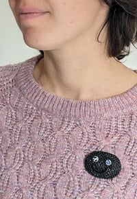 Image 2 of Broche Face