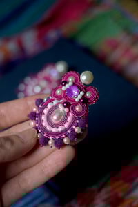 Image 2 of  Magenta Darling, but make it pearly  - Boucles à fermoirs Clous Argent 925