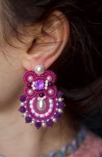 Image 4 of  Magenta Darling, but make it pearly  - Boucles à fermoirs Clous Argent 925