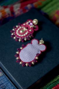 Image 5 of  Magenta Darling, but make it pearly  - Boucles à fermoirs Clous Argent 925