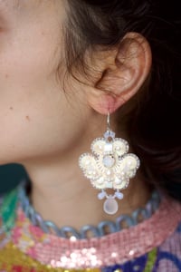 Image 1 of Mono Holo - Boucles brodées - Fermoirs dormeuses Argent 925