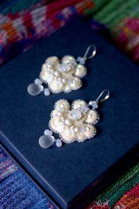 Image 4 of Mono Holo - Boucles brodées - Fermoirs dormeuses Argent 925